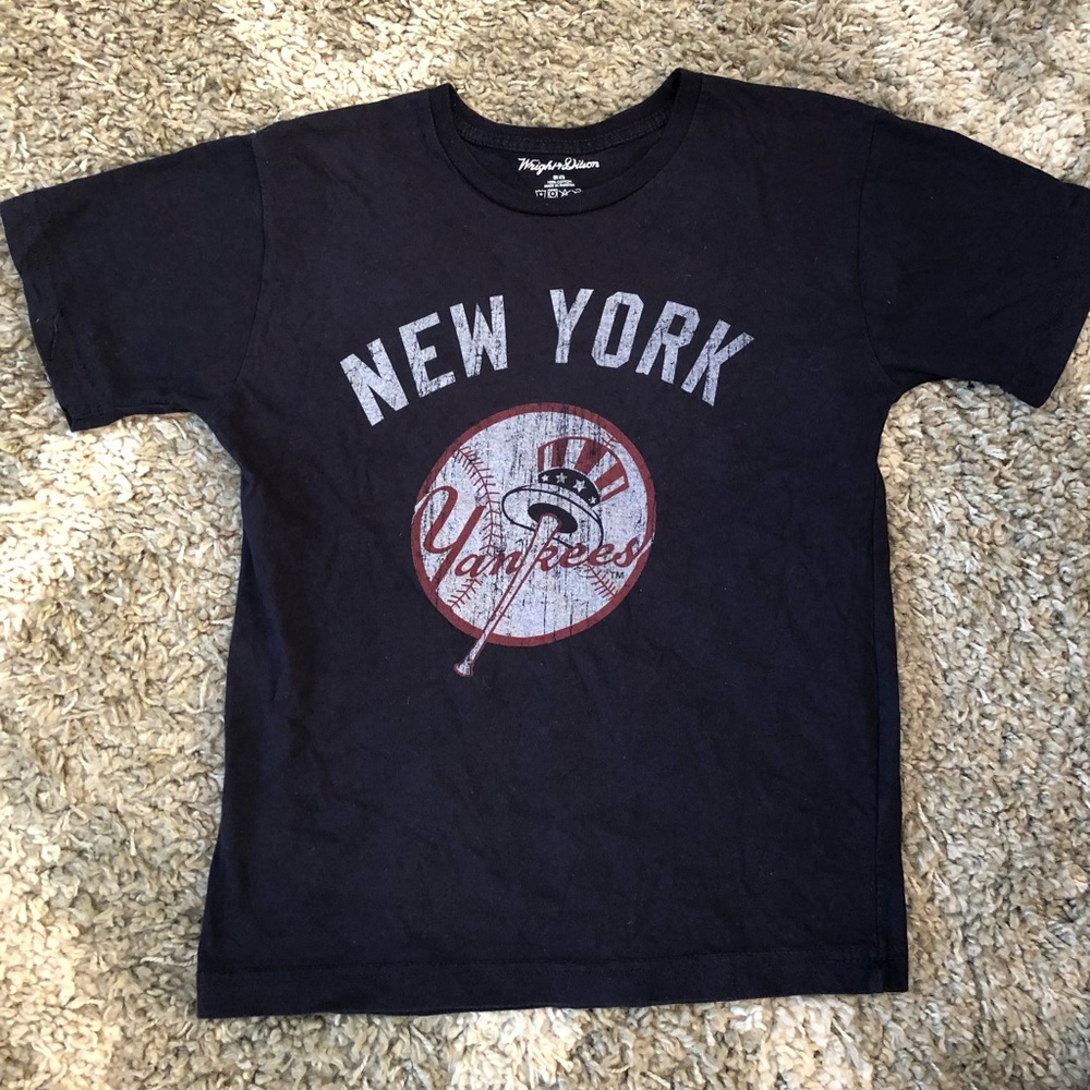 NY Yankees youth t-shirt. Fits like a boys size 10